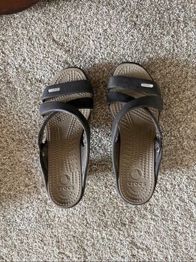 CROCS Brown Chunk Heel Strappy Sandals